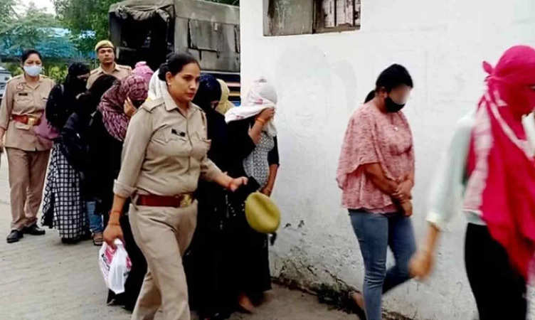 Saharanpur News: सहारनपुर में स्पा सेंटरों पर छापा मारकर पुलिस ने 40 लड़के और लड़कियों को पकड़ा, 2 चौकी इंचार्ज निलंबित