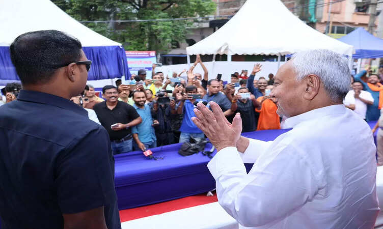 पटना&nbsp;में सीएम नीतीश ने 272 करोड़ 27 लाख की 2 परियोजनाओं का किया&nbsp;शिलान्यास, जल्द&nbsp;कार्य पूर्ण करने का दिया निर्देश