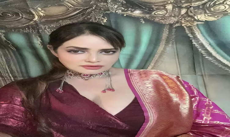 एक्ट्रेस पूनम झावर ने मुंबई एयरपोर्ट पर अपने नए ग्लैमरस लुक से मचा दिया तहलका,&nbsp;सोशल मीडिया पर वीडियो ने&nbsp;मचाया धमाल