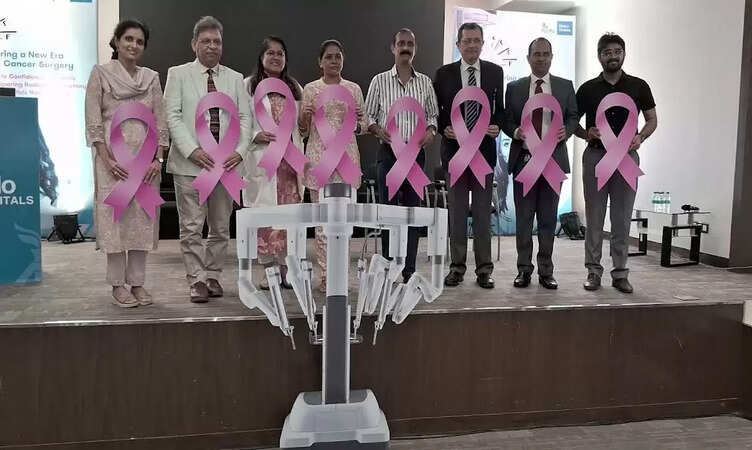 रोबोटिक सर्जरी से नई उम्मीद: 53 वर्षीय महिला पर सफल रोबोटिक निप्पल-स्पेयरिंग मस्टेक्टॉमी, अगली सुबह हुई डिस्चार्ज