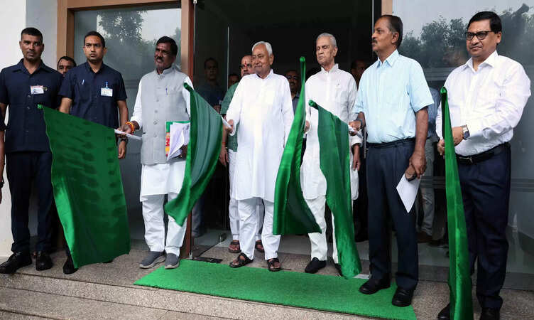 CM नीतीश कुमार ने रबी महाभियान 2025-26 का किया शुभारंभ, किसान जागरुकता वाहनों को हरी झंडी दिखाकर किया रवाना