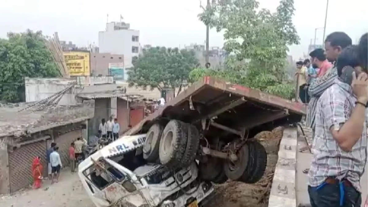 UP News: गाजियाबाद में बड़ा सड़क हादसा, रेलिंग तोड़कर हाइवे से नीचे गिरा ट्रक, एक की मौत, 1 घायल