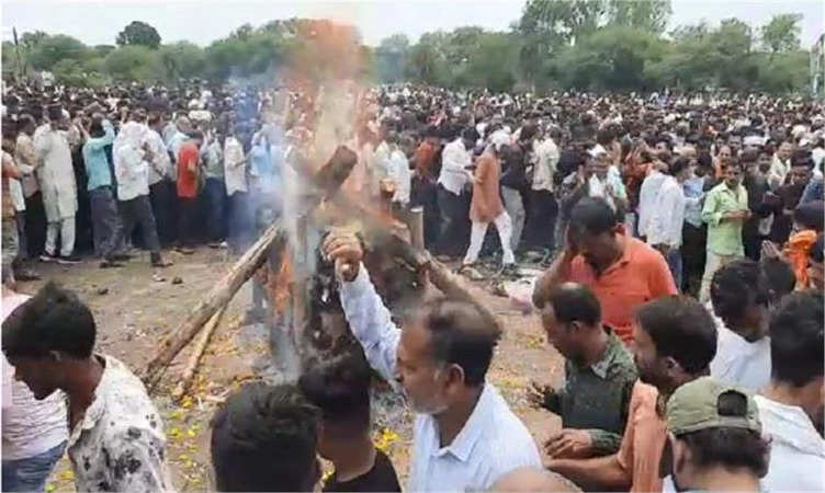 Narsinghpur News: मोनू पटेल को हजारों नम आंखों ने दी अंतिम विदाई, आशुतोष राणा, प्रह्लाद पटेल और संजय शर्मा हुए शामिल