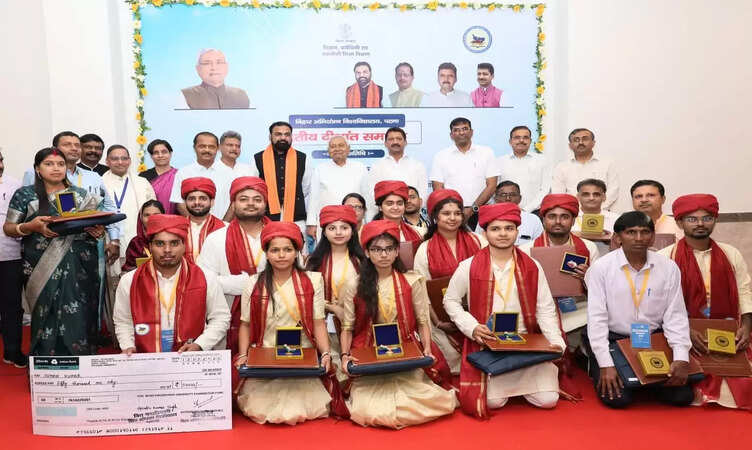 CM नीतीश&nbsp;ने विज्ञान और तकनीकी शिक्षा को दी नई उड़ान, विज्ञान प्रदर्शनी बस को हरी झंडी दिखाकर किया रवाना,&nbsp;मेधावी छात्रों को किया सम्मानित