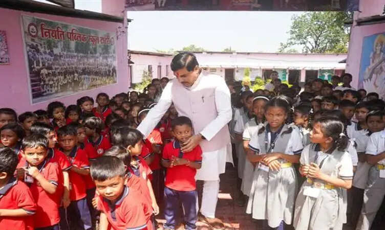 MP News: मंडला के टाटरी में बच्चों के बीच पहुंचे मुख्यमंत्री मोहन यादव, स्नेहपूर्ण संवाद कर पढ़ाई के लिए किया प्रेरित