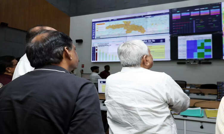 CM नीतीश ने आपदा प्रबंधन विभाग के कंट्रोल रूम&nbsp;का किया निरीक्षण, अधिकारियों को दिए आवश्यक निर्देश&nbsp;