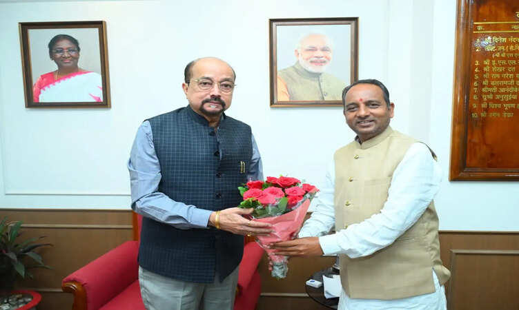 CG News:&nbsp;राज्यपाल रमेन डेका से छत्तीसगढ़ रेड क्रॉस समिति के अध्यक्ष तोमन साहू ने की सौजन्य भेंट