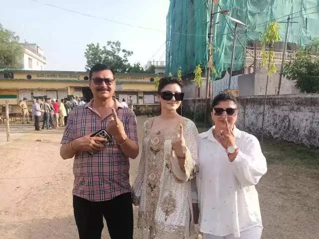 Urvashi Rautela casts her vote in her hometown, Uttarakhand for the ongoing Lok Sabha Elections 2024, shares a special message for the future of Indian democracy after casting her vote early in the morning at 6:45am ! 