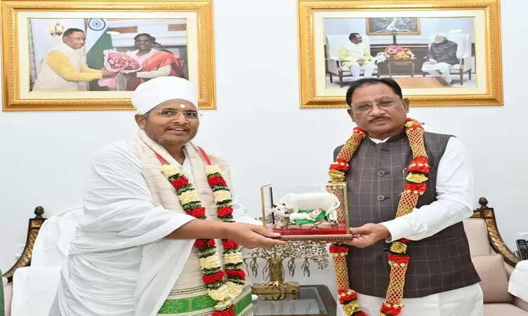 CM साय से पूज्य संत असंग देव जी की भेंट, गौमाता की प्रतिमा भेंट कर प्रदेश की सुख-समृद्धि का आशीर्वाद दिया