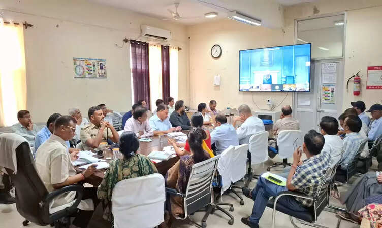 Sikar News: जिला स्तरीय जनसुनवाई आयोजित जिला कलेक्टर मुकुल शर्मा ने सुनी आमजन की समस्याएं, निस्तारण के दिए निर्देश