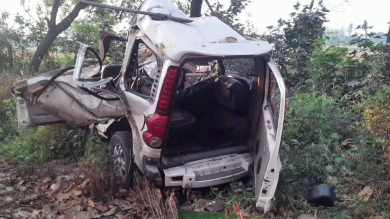 Road Accident: मुरादाबाद में भीषण सड़क हादसा तेज रफ्तार स्कॉर्पियो खंभे से टकराई, 4 लोगो की मौत