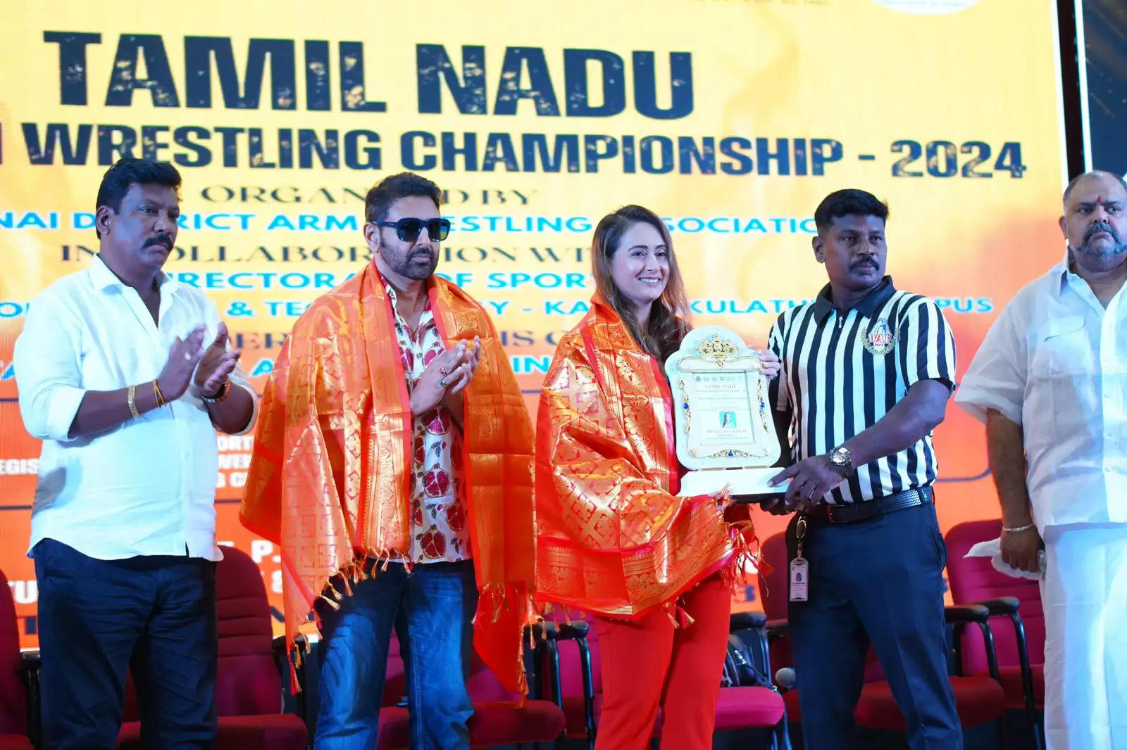 तमिलनाडु स्टेट आर्मरेसलिंग चैंपियनशिप 2024 में परवीन डबास ने विशेष अतिथि के रूप में टेबल का उद्घाटन किया