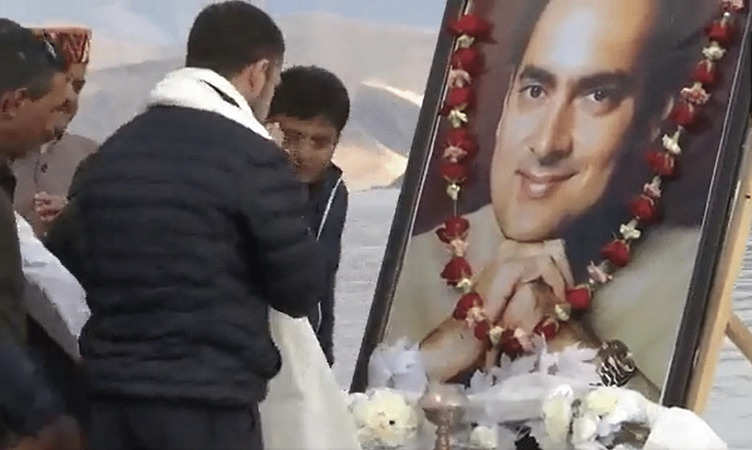 राहुल गांधी ने अपने पिता राजीव गांधी को उनकी जयंती पर लद्दाख में पैंगोंग झील के तट पर दी श्रद्धांजलि