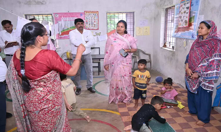 CG News: मंत्री लक्ष्मी राजवाड़े ने जशपुर में आंगनबाड़ी केंद्रों का किया निरीक्षण, विभागीय योजनाओं की जमीनी स्थिति का लिया&nbsp;जायजा