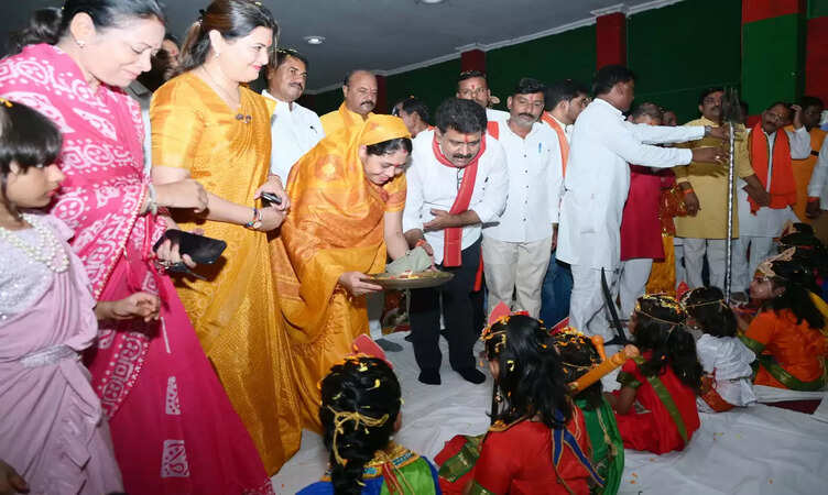 CG News: कवर्धा में नवरात्रि के अवसर पर डिप्टी सीएम विजय शर्मा ने कन्या पूजन कर बेटियों के सम्मान और सशक्तिकरण का दिया संदेश&nbsp;