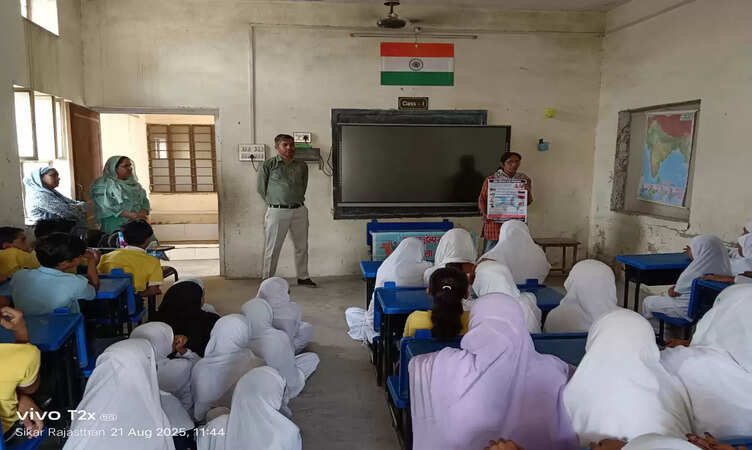 Sikar News: चाईल्ड हैल्पलाईन टीम ने बाल विवाह के खिलाफ चलाया जागरूकता अभियान