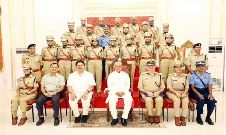 MP News: राज्यपाल मंगुभाई पटेल से मिले 77वें आर.आर. बैच के प्रशिक्षु आई.पी.एस