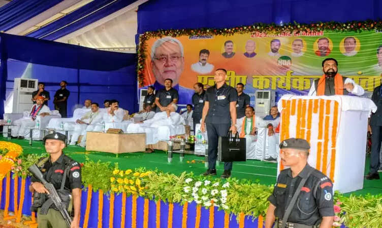 Bihar News: भभुआ में NDA कार्यकर्ताओं संग संवाद: सीएम&nbsp;नीतीश ने आगामी चुनावों को लेकर&nbsp;रणनीति और संगठनात्मक मजबूती पर चर्चा की