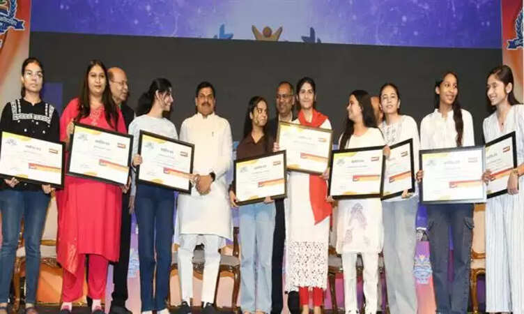 MP News: सीएम ने स्कॉलरशिप वितरण कार्यक्रम में मेधावी छात्राओं को छात्रवृत्ति और प्रशस्ति-पत्र प्रदान किए