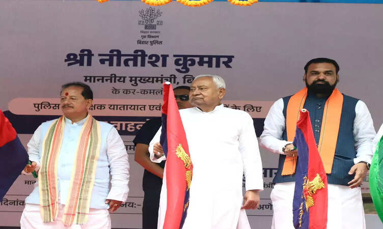 ट्रैफिक डीएसपी एवं यातायात थानों के लिए सीएम&nbsp;नीतीश का बड़ा&nbsp;तोहफा, 71 पुलिस वाहनों का किया लोकार्पण,&nbsp;झंडी दिखाकर किया रवाना