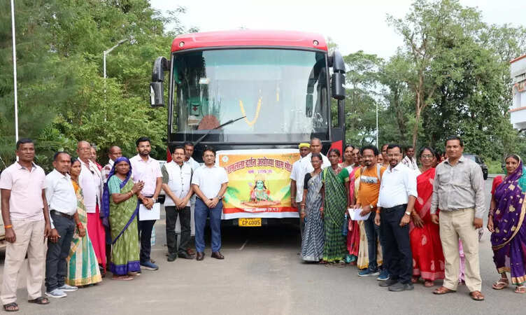 CG News: श्री रामलला दर्शन योजना के तहत बीजापुर से 27 श्रद्धालुओं का जत्था अयोध्या के लिए रवाना, यात्रियों का पुष्पगुच्छ भेंटकर किया&nbsp;स्वागत&nbsp;