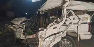 Jharkhand News: खड़े ट्रक में बोलेरो ने मारी टक्कर, 3 की मौत, 4 लोग की हालत गंभीर 