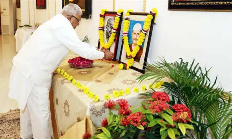 MP News: राज्यपाल मंगुभाई पटेल ने राष्ट्रपिता महात्मा गांधी और पूर्व प्रधानमंत्री स्व. लालबहादुर शास्त्री को किया नमन