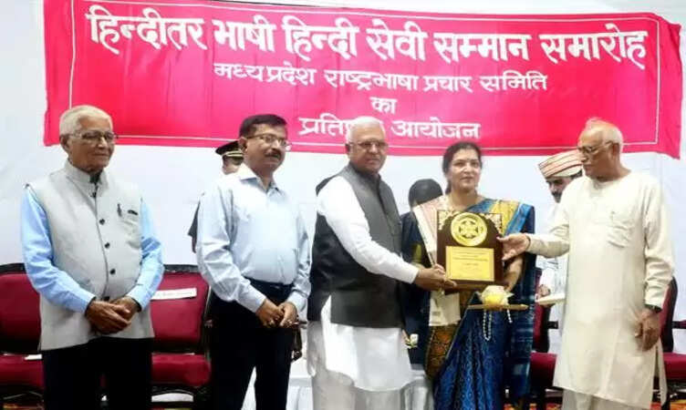 MP News: राज्यपाल पटेल ने भाषा को संस्कृति का समग्र रूप बताया, हिंदी सेवा सम्मान समारोह में किया सम्मानित