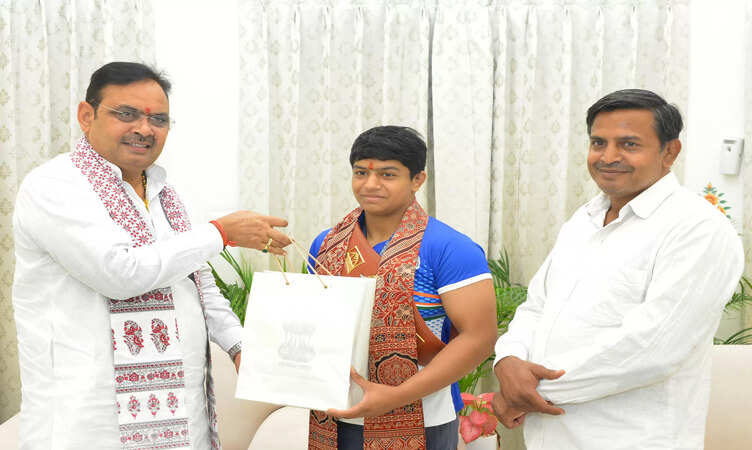 अश्विनी विश्नोई ने कुश्ती में गोल्ड जीतकर बढ़ाया राजस्थान का मान, सीएम शर्मा ने अश्विनी विश्नोई का किया सम्मान