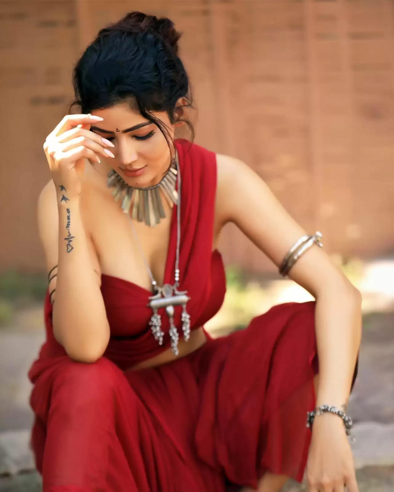 Actress Soniya Bansal surely knows how to ramp up the entertainment quotient and how! The actress, who was last seen in Bigg Boss 17, recently shot a video on Kareena Kapoor Khan’s number San Sanan from her film Ashoka.  Dressed in a maroon two-piece, similar to the one Kareena wore in the film, Soniya grooved to the melodious beats of the number. She opted for a maroon saree with a tube maroon blouse. She teamed up this look with a heavy silver necklace, and a silver choker. She completed her look with heavy silver bangles.  She tied her hair in a loose bun, and also wore a black bindi. The shoot as done at various points in the outdoors, which added the appeal of the number.