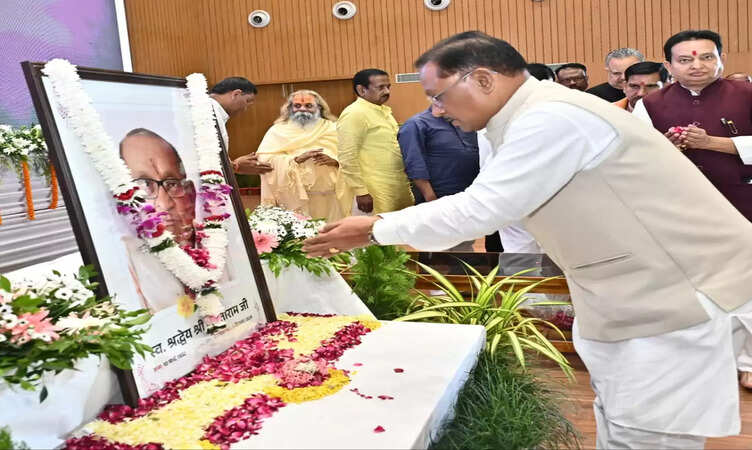 CM विष्णुदेव साय ने श्रद्धेय शांताराम सर्राफ को अर्पित की श्रद्धांजलि