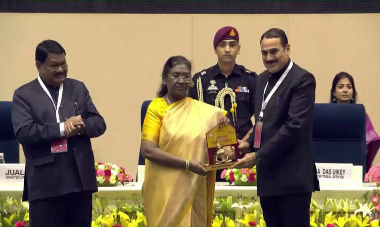 राष्ट्रपति मुर्मु ने विज्ञान भवन में एसीएस कुंजी लाल मीणा को धरती आबा अभियान में राजस्थान की ऐतिहासिक उपलब्धि पर पुरस्कार से सम्मानित किया