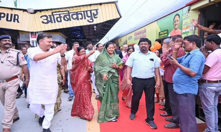 मंत्री लक्ष्मी राजवाड़े ने रामलला दर्शन के लिए श्रद्धालुओं की विशेष ट्रेन को&nbsp;हरी झंडी दिखाकर किया रवाना,&nbsp;श्रद्धालुओं को शुभकामनाएं दीं।