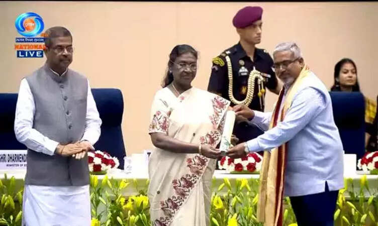 राष्ट्रीय शिक्षक पुरस्कार 2025 से सम्मानित हुए शासकीय संभागीय ITI भोपाल के प्रशिक्षण अधिकारी राजेन्द्र मालवीय