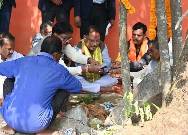 Chhattisgarh News: मुख्यमंत्री विष्णु देव साय पहुंचे कुलदेवता की शरण में, की पूजा अर्चना