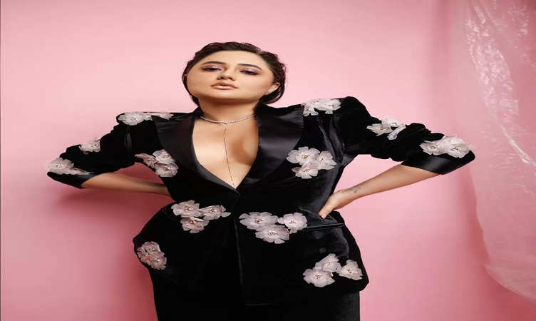 Rashami Desai: 3डी फूलों की सजावट वाले वेलवेट ब्लेज़र सेट में राशमी देसाई बेहद खूबसूरत और लुभावनी लग रही हैं, देखें