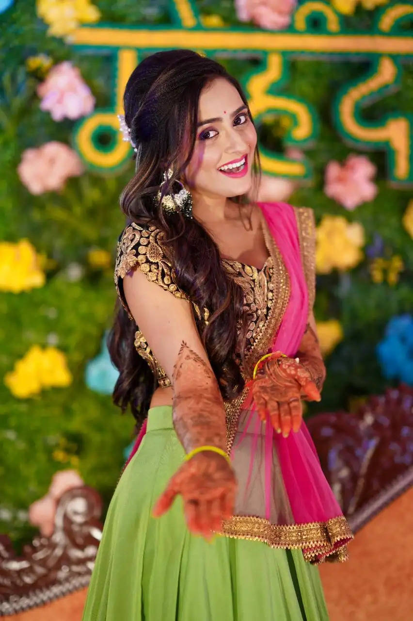 Actress Sneha Tomar radiates beauty during her vibrant Haldi and Mehendi Ceremony!