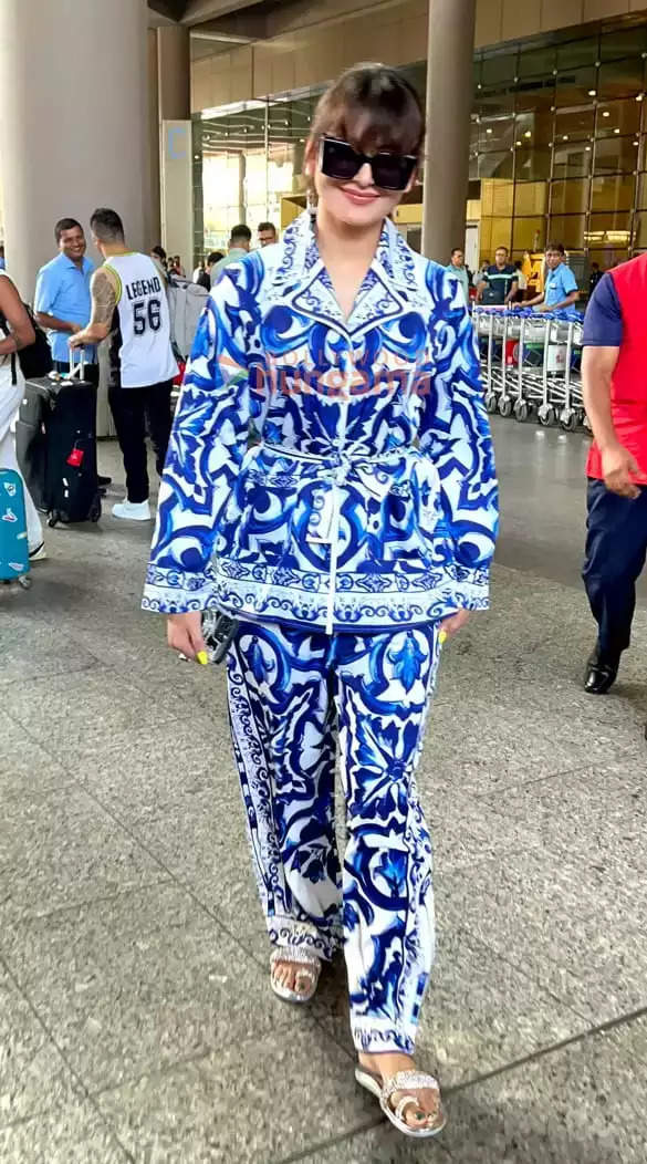 उर्वशी रौतेला की नवीनतम ब्लू को-ऑर्ड डोल्से गब्बाना पोशाक की कीमत 1.5 करोड़ रुपये है,जिसने नेटिज़न्स को उनके सनसनीखेज हवाई अड्डे के स्वैग से आश्चर्यचकित कर दिया है।