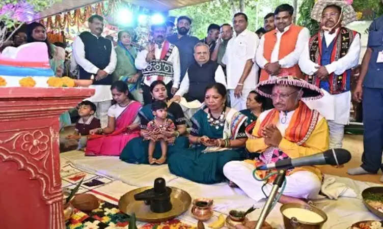 Chhattisgarh News: सीएम विष्णुदेव साय ने परिवार व आमजनों संग धूमधाम से मनाया हरेली तिहार, की पूजा-अर्चना