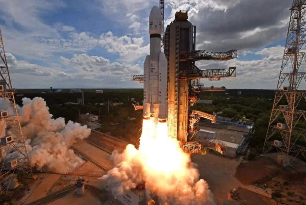 Chandrayaan 3: भारत चांद की सतह पर सफलतापूर्वक सॉफ्ट लैंडिंग करने वाला दुनिया का चौथा देश बन गया