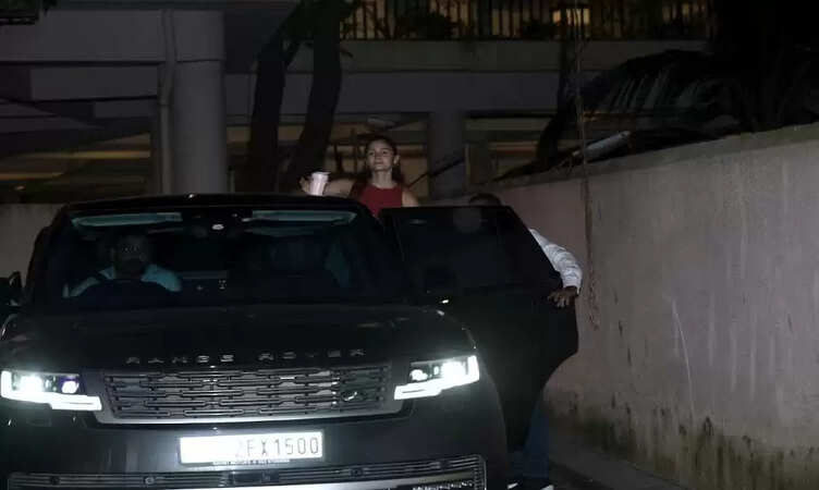 निर्देशक संजय लीला भंसाली के ऑफिस के बाहर नजर आए रणबीर, आलिया और विक्की, 'Love & War' को लेकर बड़ी घोषणा की अटकलें तेज