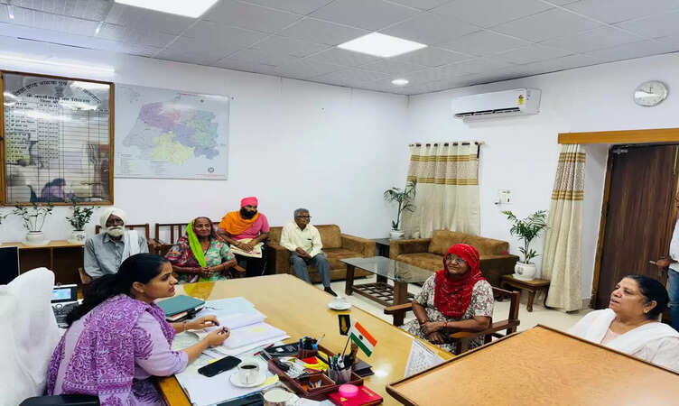 Rajasthan News: लोकतंत्र सेनानी पेंशन स्वीकृत करने पर जताया सीएम शर्मा का आभार लोकतंत्र सेनानी पेंशन प्राप्तकर्ताओं ने की जिला कलक्टर से मुलाकात