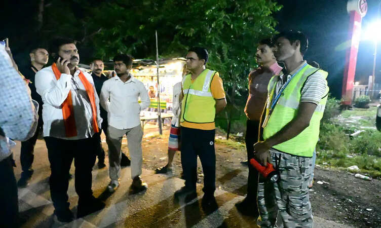 CG News: कवर्धा-बेमेतरा मार्ग पर पशुओं को देख&nbsp;डिप्टी सीएम विजय शर्मा ने लगाई&nbsp;अधिकारियों को फटकार,&nbsp;मौके पर ही ली रेस्क्यू&nbsp;...