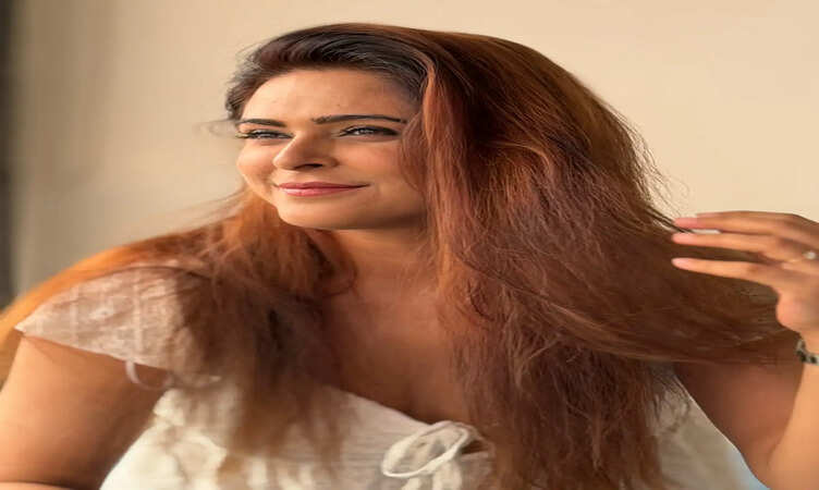 हवा के झोंकों में निखरी अभिनेत्री माधुरिमा तुली की दिलकश अदाएं