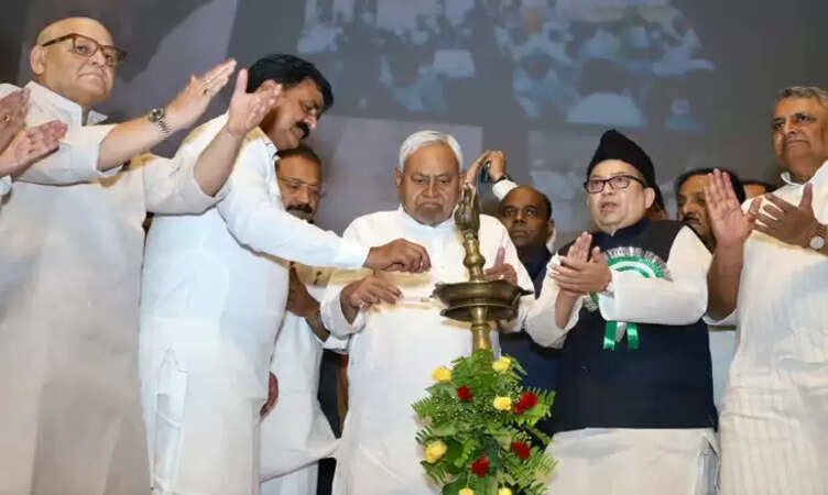 CM&nbsp;नीतीश कुमार ने बिहार राज्य मदरसा शिक्षा बोर्ड, पटना के शताब्दी समारोह का दीप प्रज्ज्वलित कर उद्घाटन किया।&nbsp;