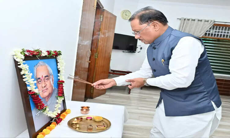 CM साय ने पूर्व प्रधानमंत्री स्व.अटल बिहारी वाजपेयी की पुण्यतिथि पर उनके छायाचित्र पर माल्यार्पण कर किया नमन