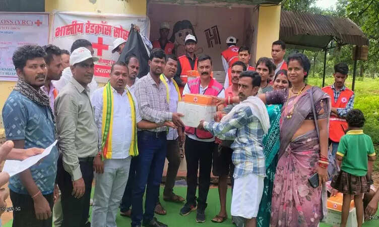 CG News: सुरोखी गांव के बाढ़ प्रभावित परिवारों को रेडक्रॉस सोसायटी बीजापुर द्वारा किचन सेट एवं हाईजीन किट का वितरण&nbsp;