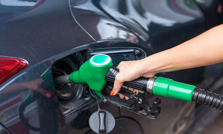 Petrol Diesel Prices: कच्चे तेल की कीमतों में आई गिरावट, जानिए क्या हैं आपके शहर में दाम