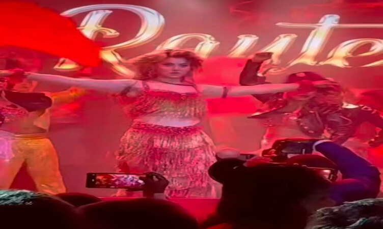 Breaking:&nbsp;कोलकाता में उर्वशी रौतेला ने अपने नए साल के कॉन्सर्ट में 'आज की रात' की प्रस्तुति दी, 7 करोड़ की भारी फीस ली, जो तमन्ना भाटिया से बहुत अधिक है!