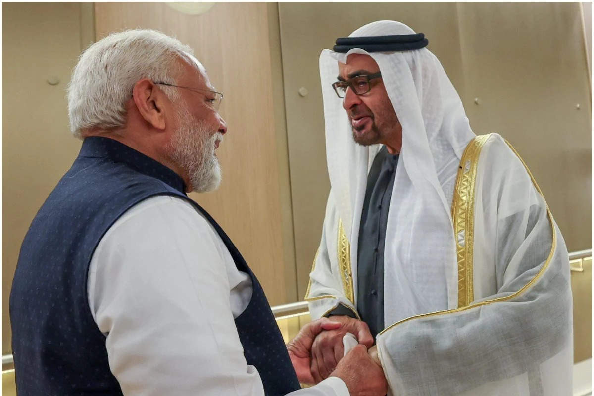 अबू धाबी पहुंचे प्रधानमंत्री नरेन्द्र मोदी, दिया गया 'गार्ड ऑफ ऑनर', राष्ट्रपति शेख मोहम्मद से मिले गले